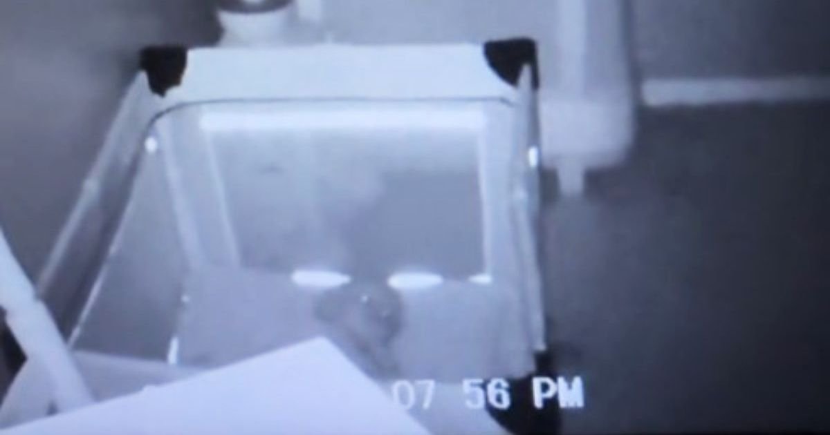 Majka usred noći proverila bebi monitor i pretrnula od prizora: "Najgora noćna mora svakog roditelja"