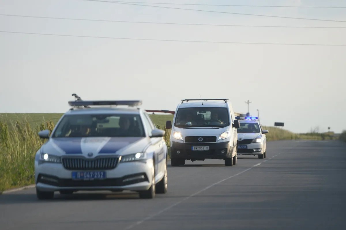 FOTO Telo za koje se sumnja da je Aleksandar Nešović odvezeno iz Jarkovaca uz pratnju policije