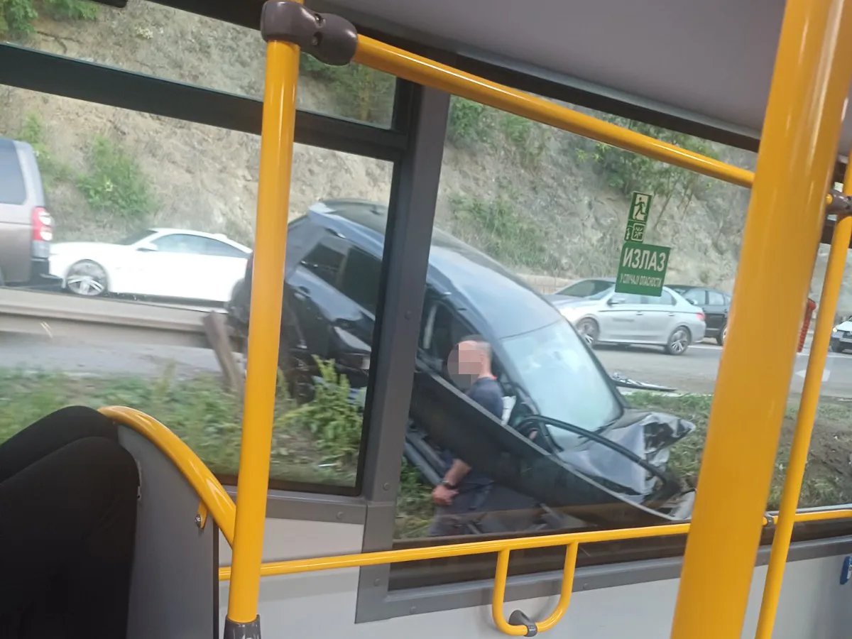Automobil sleteo s puta i probio ogradu kod Bubanj potoka