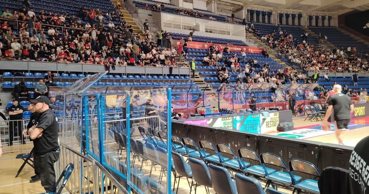 Bezbedonosne mere za delegaciju Partizana u "Pioniru": Zvezda organizovala barijeru, prazan deo tribine