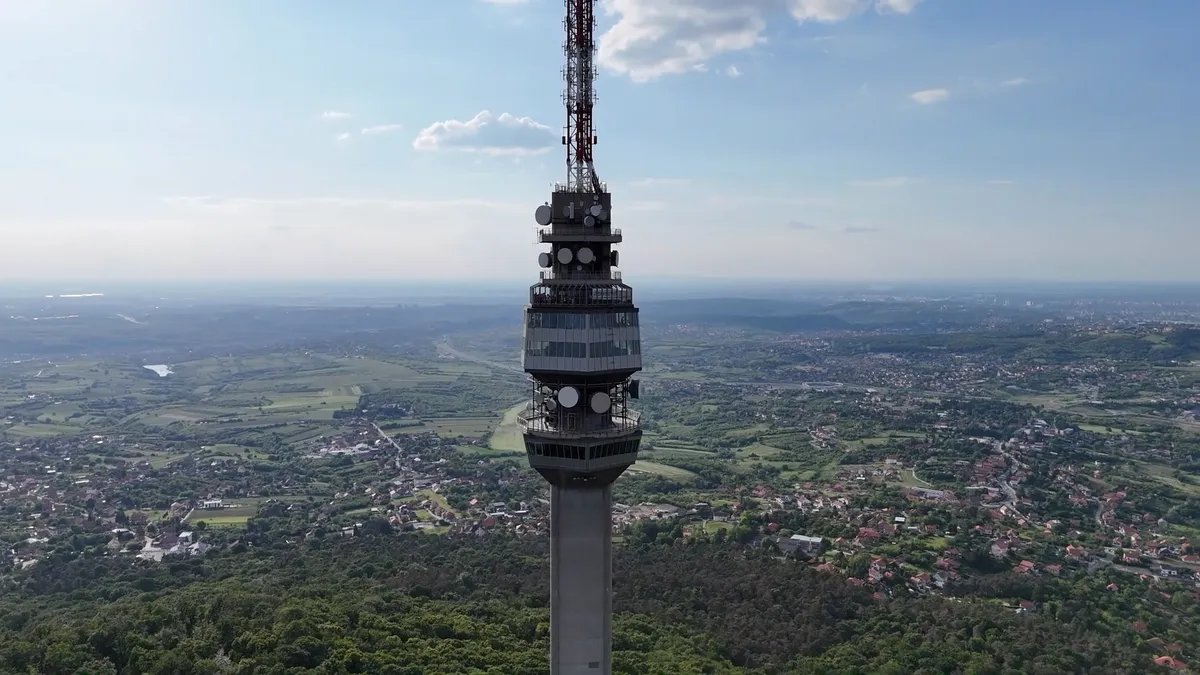 SRAMNO Uprava Avalskog tornja nazvala "Studenti pobeđuju" zloupotrebom, a video završila transparentom "Srbija pobeđuje"