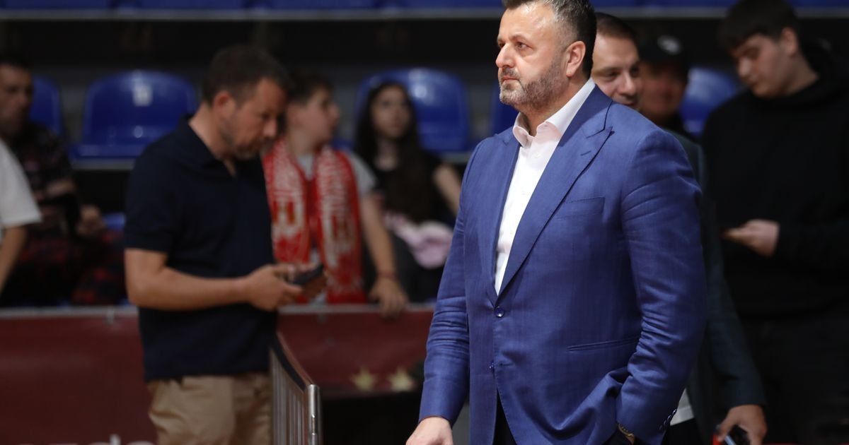 Navijači skandirali "uprava napolje", Željko Drčelić napustio Pionir: Predsednik Zvezde otišao sa derbija