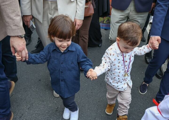 Ministarka Đurđević Stamenkovski sa sinovima na Spasovdanskoj litiji: Majko Božija, carice nebeska, sačuvaj i blagoslovi svu decu, pa naposletku i moju