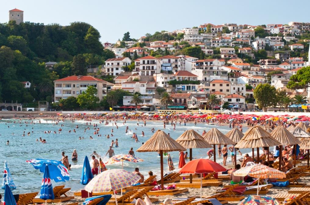 Šetnja u kupaćem vas može koštati čak 500 evra: Drakonske kazne u komšiluku, evo šta srpski turisti moraju da znaju pre nego što krenu sa plaže