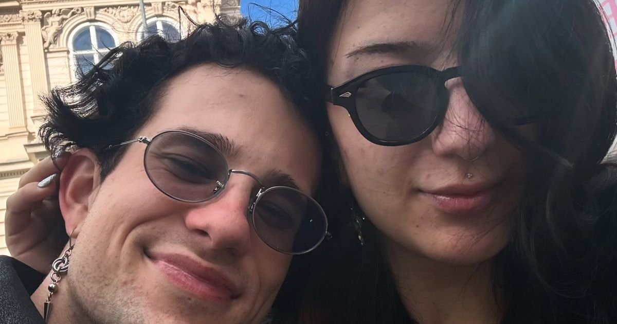 Ova crnka je devojka frontmena Lavine, sve vreme bila uz njega u Beču! Marija je iz Bugarske, evo čime se bavi