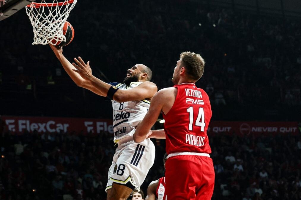 FENERBAHČE ILI OLIMPIJAKOS - KO ĆE U FINALE EVROLIGE?! Evo gde možete gledati direktan prenos ovog meča!