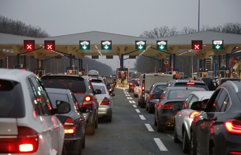 OČEKUJU SE OGROMNE GUŽVE NA GRANIČNIM PRELAZIMA: Ovde možete da "zaglavite" sa automobilom!