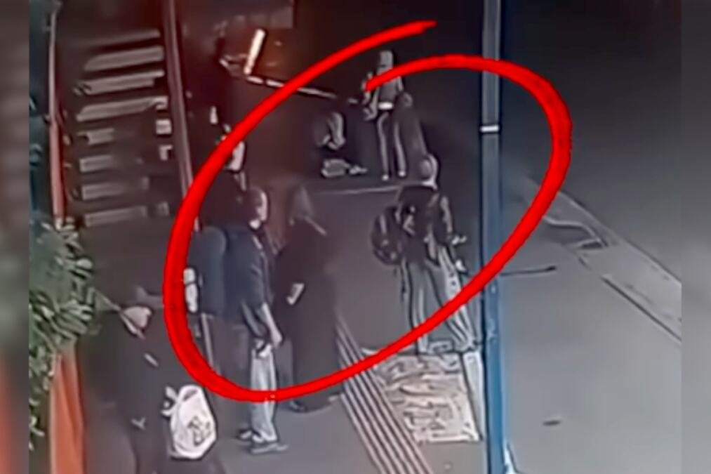 HAOS NA AUTOBUSKOJ STANICI U ZAGREBU - DEO ZGRADE SE SRUČIO MEĐU PUTNIKE! Pogledajte dramatičan snimak sa perona (VIDEO)