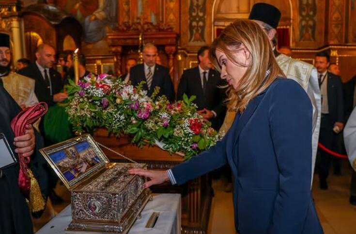 SAČUVAJ NAM SRBIJU, PRESVETA BOGORODICE, DA OSTANEMO DOSTOJNI PREDAKA: Ministarka Stamenkovski se pomolila pred pojasom Presvete Bogorodice