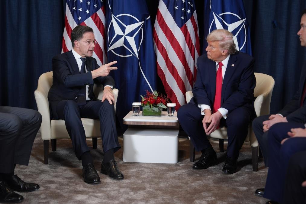 NATO U PROBLEMU, RUTE SE HVATA ZA SLAMKU SPASA? Moli Trampa da Amerika ostane u vojnom savezu, preti ozbiljan sukob sa Evropskom unijom, šta se dešava?