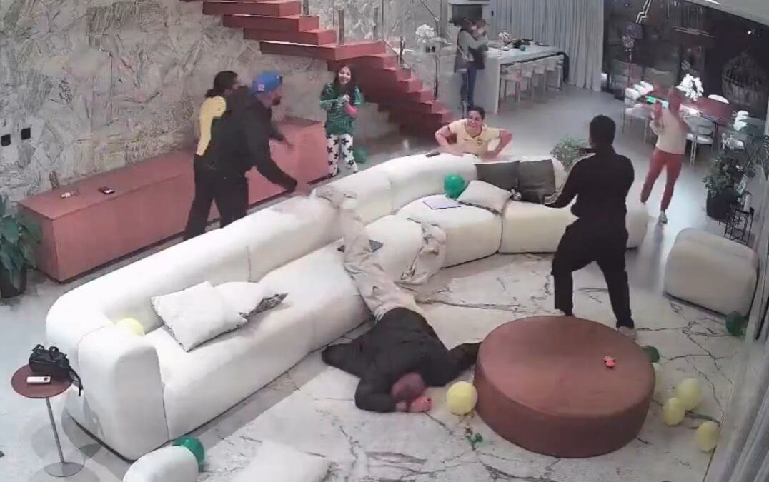 PAO U NESVEST KAD JE ČUO DA IDE NA MUNDIJAL! Članovi porodice slavili dok on nepomično leži! Neverovatne scene iz doma poznatog golmana