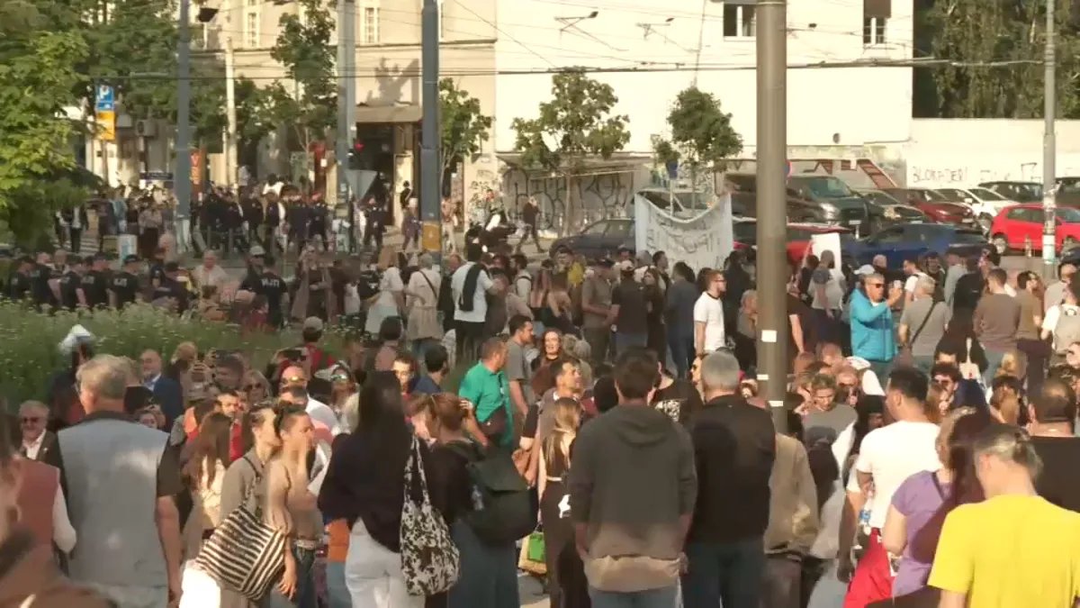 AP: Studenti se pripremaju za skup na Slaviji, očekuju se hiljade ljudi iz cele Srbije u Beogradu