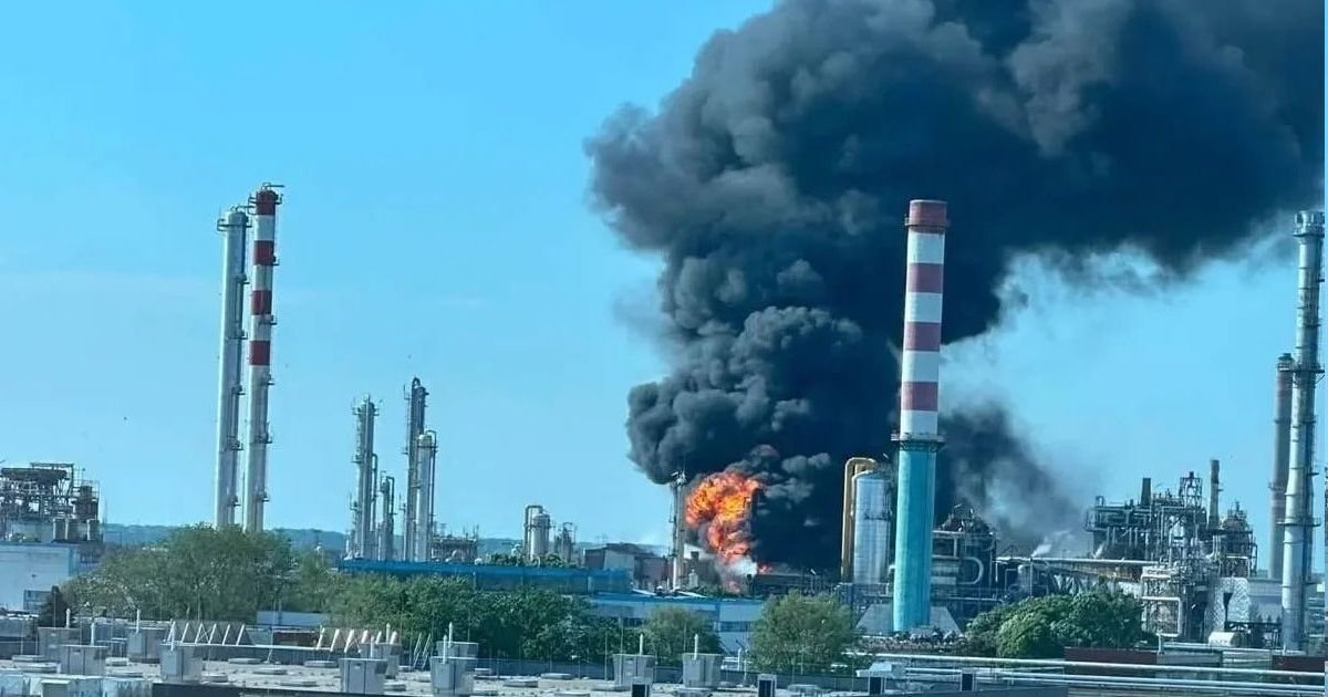 Prvi snimci požara posle velike eksplozije u MOL postrojenju u Tisaujvarošu!