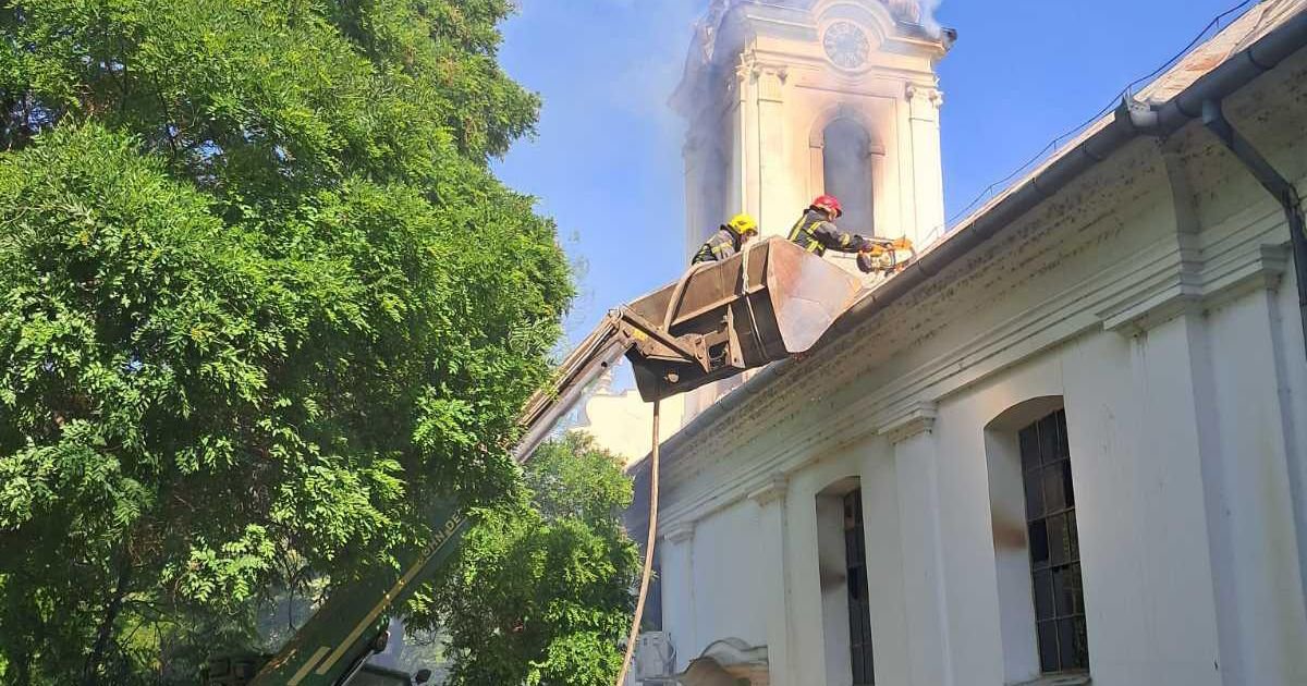 Horror near Zrenjanin: Serbian church on fire, SHOCKING video of moment bell tower collapses!