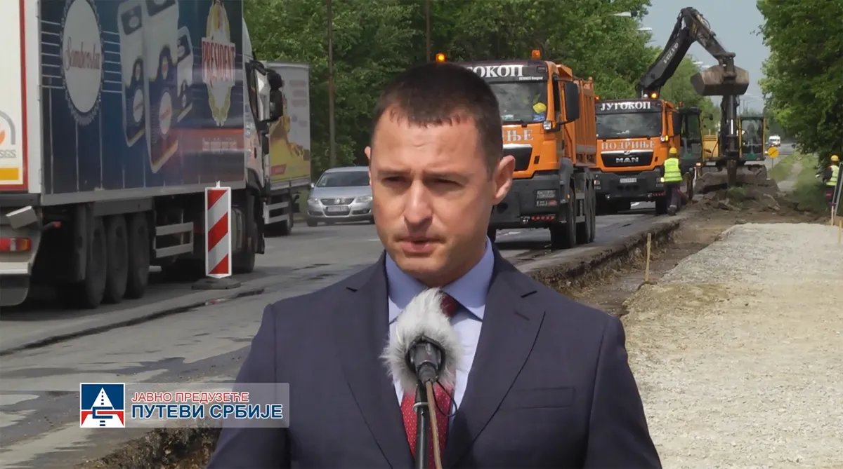 Predsednika Opštine Vrbas građani izviždali na proslavi Spasovdana: Dok je govorio raširen transparent "Studenti pobeđuju" VIDEO