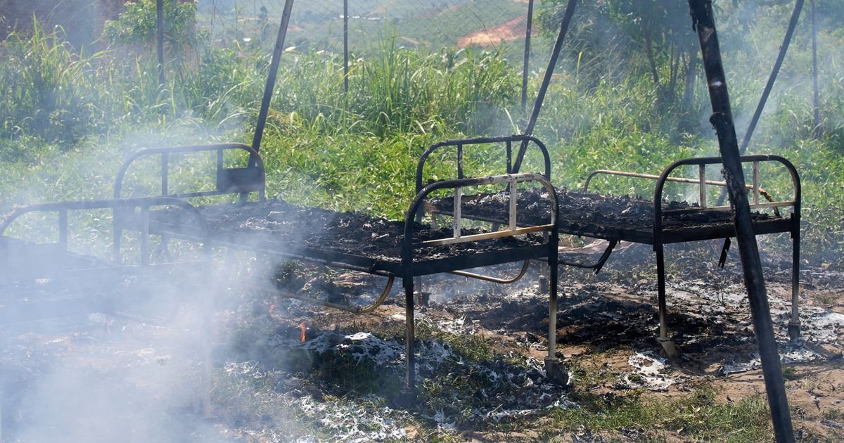 HOROR ZBOG EBOLE! Besna masa zapalila je deo bolnice u epicentru epidemije, LJUDI NE VERUJU DA VIRUS POSTOJI!