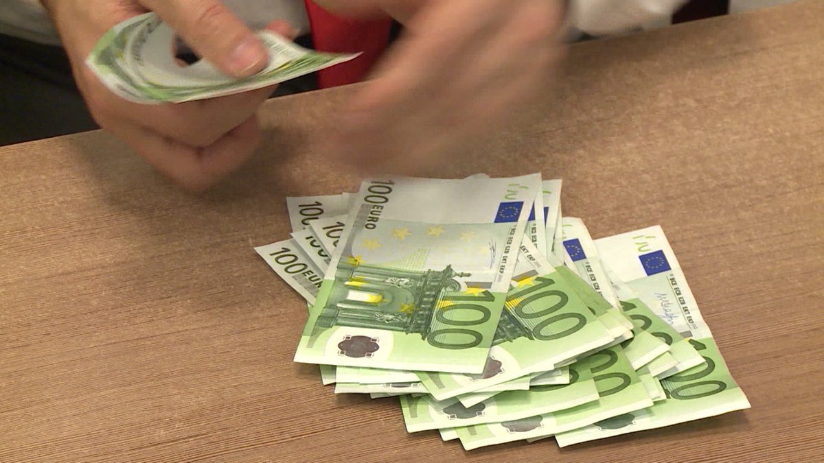 Vlada Kosova će pred izbore penzionerima, studentima, deci i zaposlenima u privatnom sektoru uplatiti po 100 evra