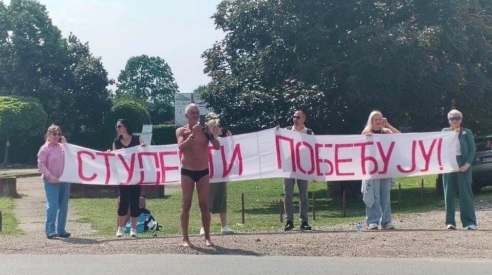 BLOKADER GOTOVO NAG! Šok scena u Lazarevcu, pogledajte kako dolaze na proteste: Izgubili svaki kompas (FOTO)