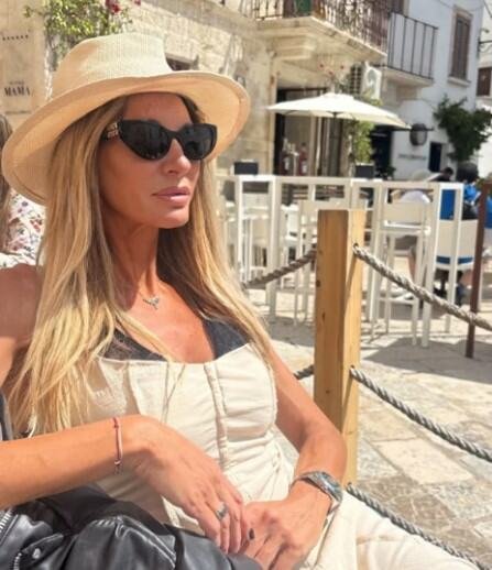 (FOTO) BIVŠA ŽENA MILANA KALINIĆA UŽIVA U ŽIVOTU: Preplanula u lepršavoj haljinici pokazala kako uživa u Italiji