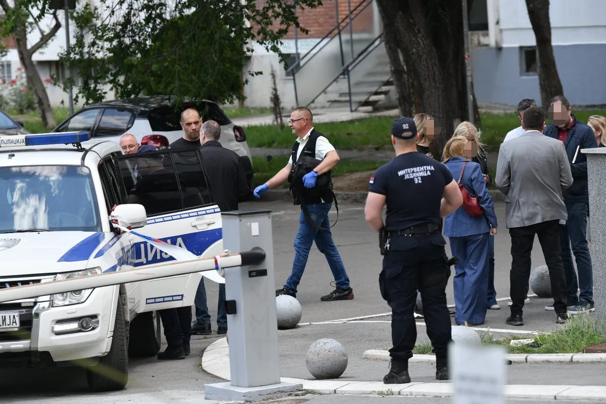 Mladom revolverašu obećano bogatstvo za pucanje u vlasnika "Džerija"? Ušetao u kafić usred dana i počeo da rešeta