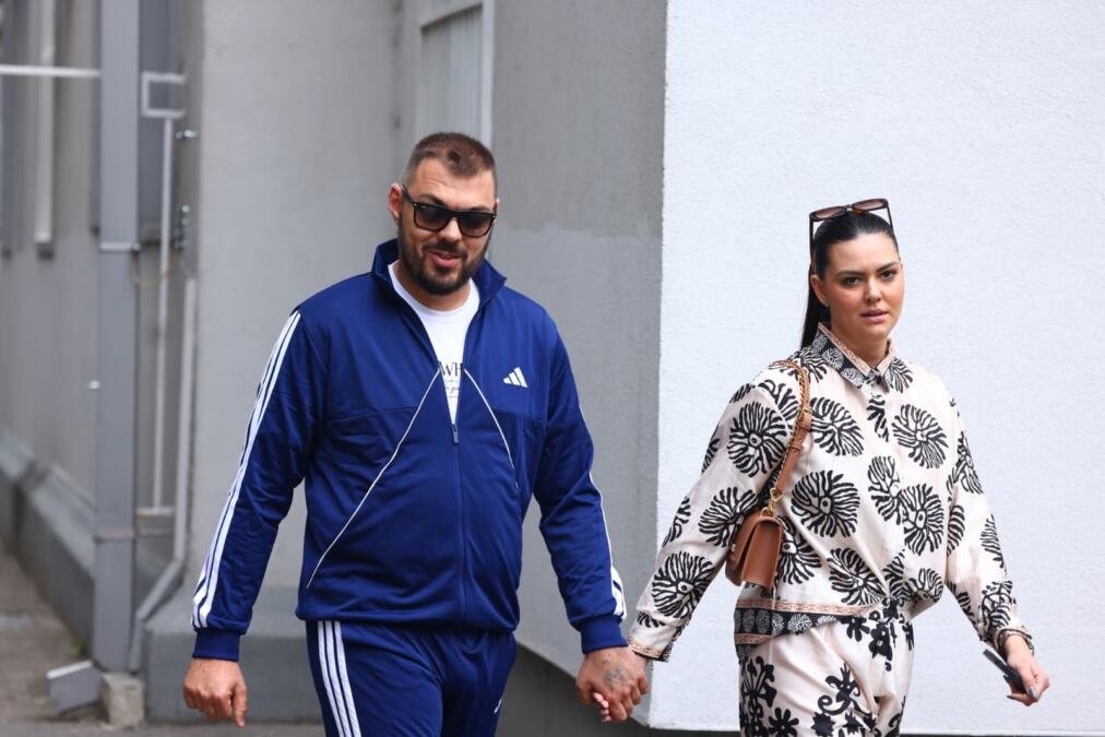 (FOTO + VIDEO) EVO KAKO SLOBA VASIĆ IZGLEDA NAKON 6 DANA PROVEDENIH U LAZI LAZAREVIĆ: Poručio samo jedno, žena ga drži za ruku