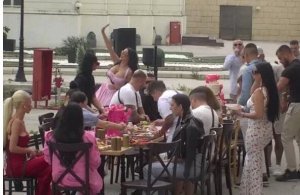 6 TORTI, NA STOLU NEMA ČEGA NEMA, A SLAVLJENICA U MINIĆU: Gala slavlje u Eliti: Maja Marinković slavi rođendan, Taki nije štedeo