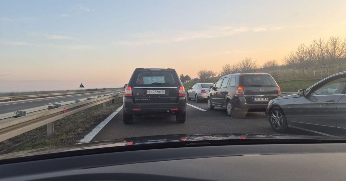 Kilometarske kolone na Jarinju pri ulasku na Kosovo, vozači zaglavljeni u gužvi, nemaju gde?