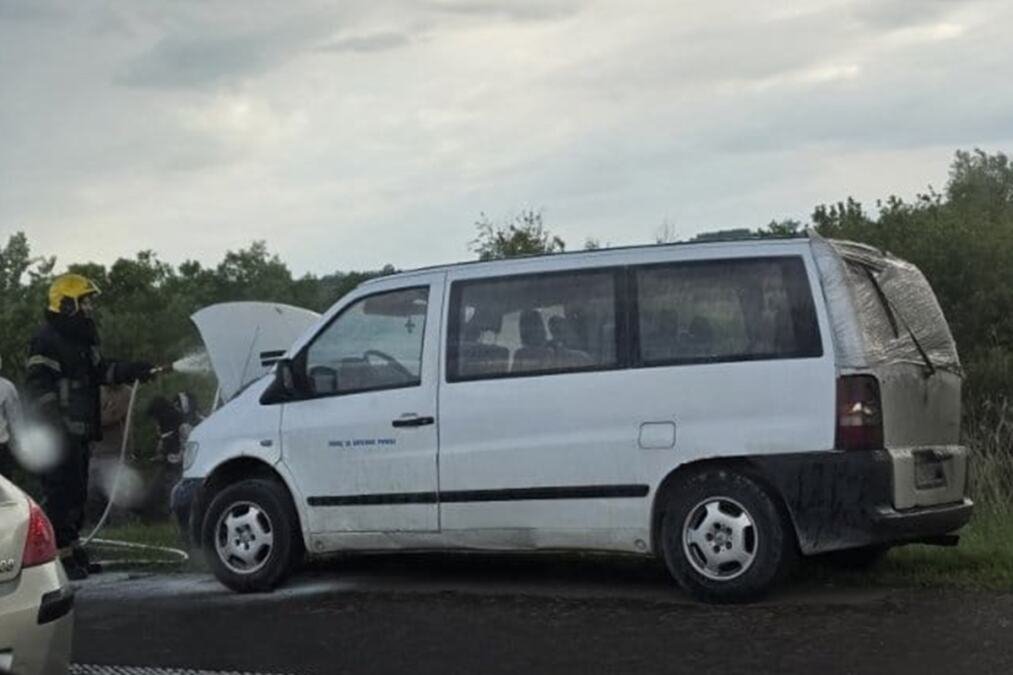 KOMBI U PLAMENU KOD BUBANJ POTOKA: Vatrogasci na terenu, vozilo gorelo nasred puta (VIDEO)