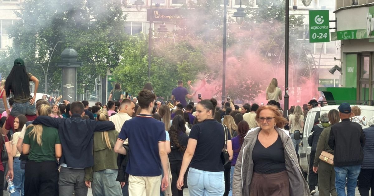 Haos na ulicama Čačka, grme trube, maturanti zapalili grad: Gimnazijalci sjajnom žurkom proslavili kraj škole