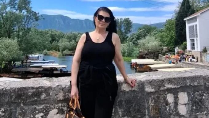 DOBILA DETE SA 52 GODINE, PA OTIŠLA POD OSTROG: Pevačica se sad oglasila sa svetog mesta! Ima veliko bogatstvo, a živi vrlo skromno: Teško mi je, ali.. (FOTO)