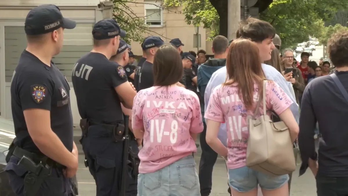 "To su huligani, to nisu ljudi, devojčicu od 15 godina...": Poslednji dan škole maturanti Šeste proveli ispred policije