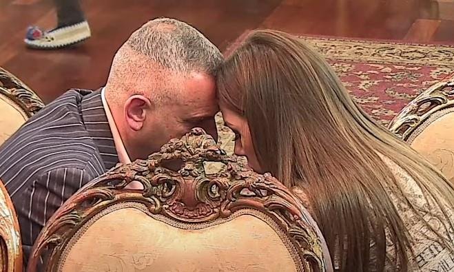 "OSTALE SU PORODIČNE TRAUME" Pevač otvorio dušu o supruzi i ljubavnici: Varao ženu pred kamerama, pa joj se vratio u zagrljaj: Nije me grizla savest...