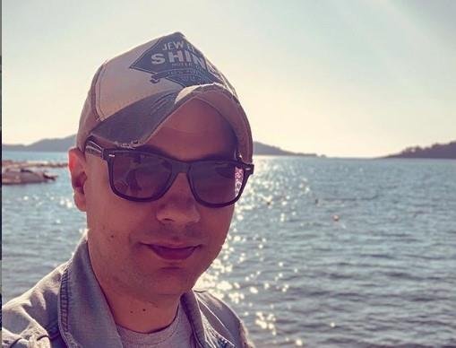 "ZAGREVAO SAM BAJAT HLEB" Pevač bio najpopularniji, a nije imao od čega da živi! Bolni detalji o kojima je ćutao 20 godina: Jeo ostatke sendviča drugih ljudi...