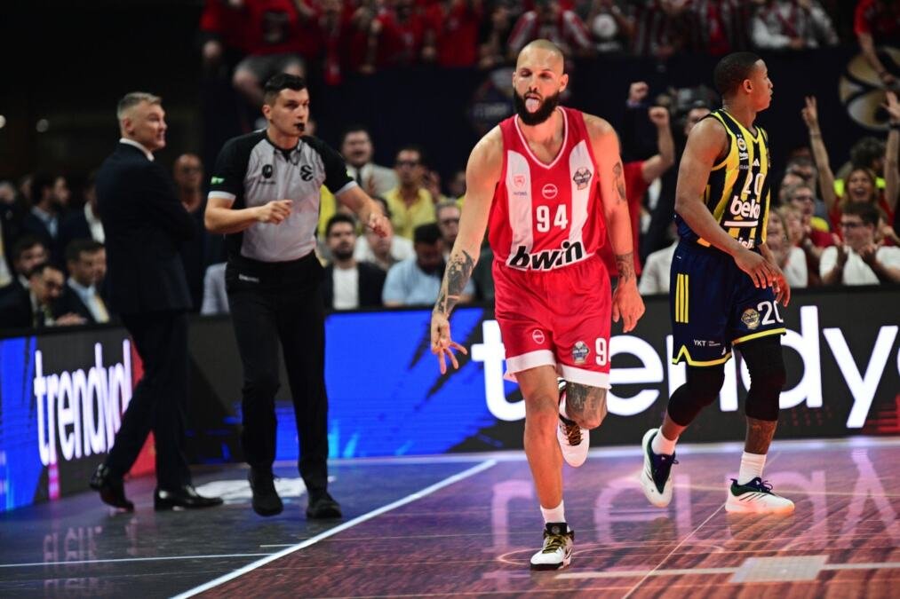DEMONSTRACIJA SILE: Pogledajte kako je Olimpijakos uništio ekipu Fenerbahčea! (VIDEO)