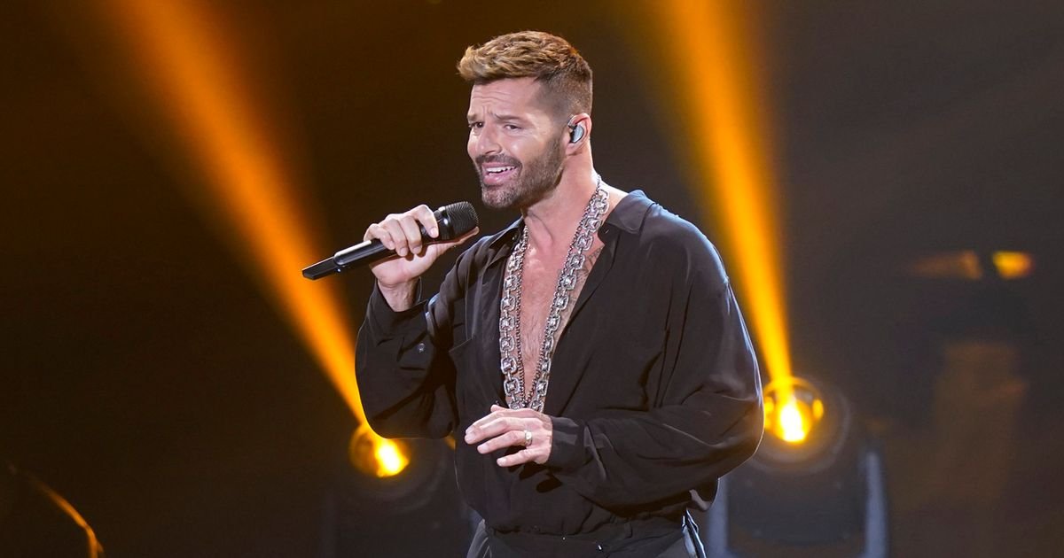 Riki Martin u panici beži sa bine nakon bacanja suzavca: Pojavio se snimak sa koncerta u Crnoj Gori