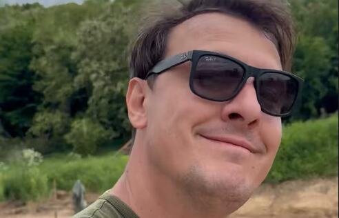 "Rekonstrukcija pradedine kuće" Naš glumac objavio snimak s porodičnog imanja: Uzeo mašine u ruke i pokazao kako radi najteže poslove (FOTO)
