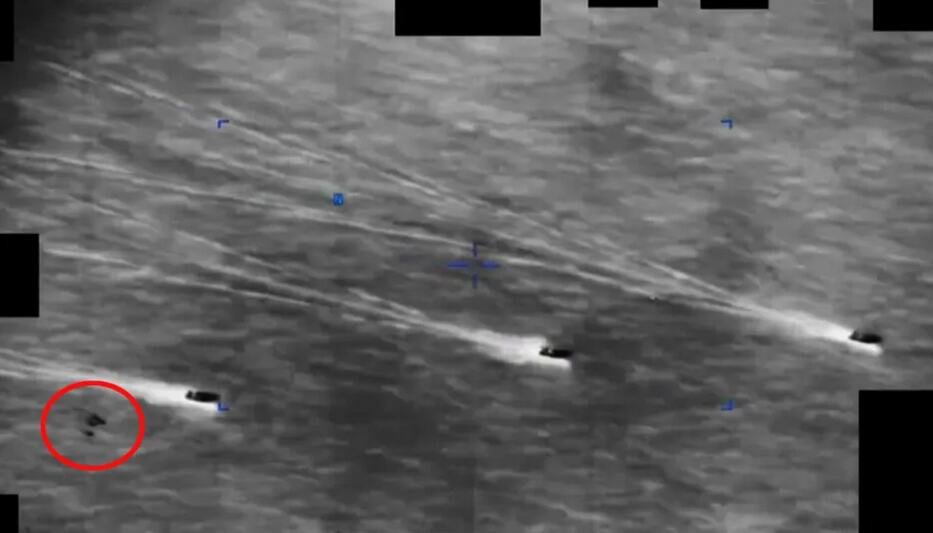 PENTAGON OBJAVIO DRAMATIČAN SNIMAK NLO IZNAD IRANA! Četiri nepoznate letelice u strogoj formaciji preleću čamce, američka vojska sve snimila (VIDEO)