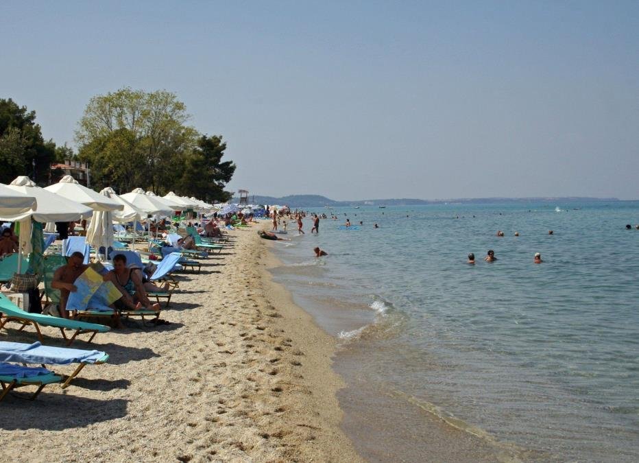 Udar na džep srpskih turista: Ležaljke u Haniotiju i do 35 evra, a evo koliko košta "prvi red do mora" u Nea Flogiti!
