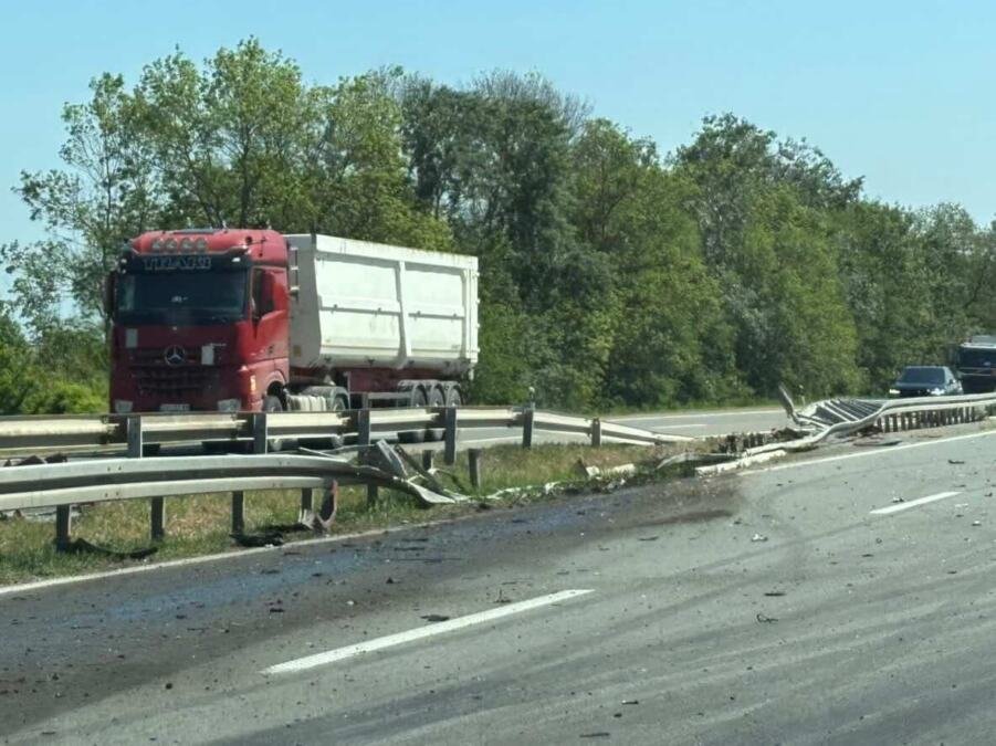 NESREĆA KOD ISKLJUČENJA ZA SMEDEREVO: Vozač šlepera izgubio kontrolu, grdosija od nekoliko tona probila zaštitnu ogradu (FOTO/VIDEO)
