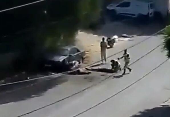 (UZNEMIRUJUĆI VIDEO) IZRAELSKA RAKETA POGAĐA GRUPU BOLNIČARA NA JUGU LIBANA! Brutalno su ubijeni dok su pomagali ranjenima u prethodnom napadu, HOROR SNIMAK!