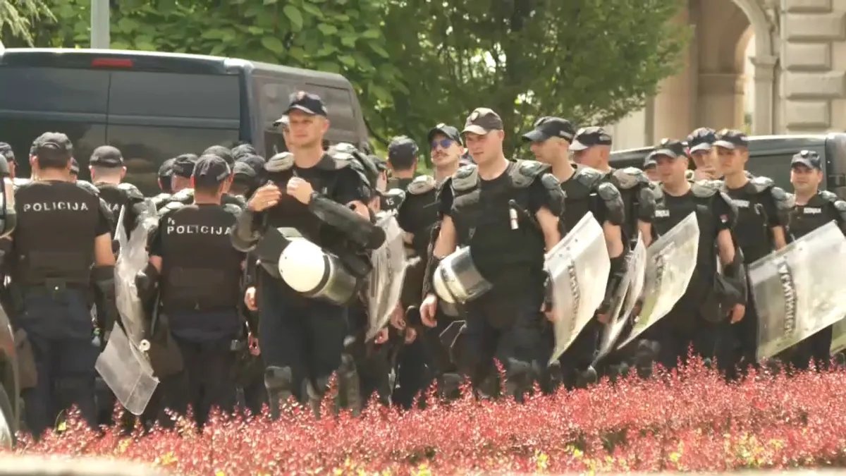 (FOTO) Jake policijske snage u Pionirskom parku
