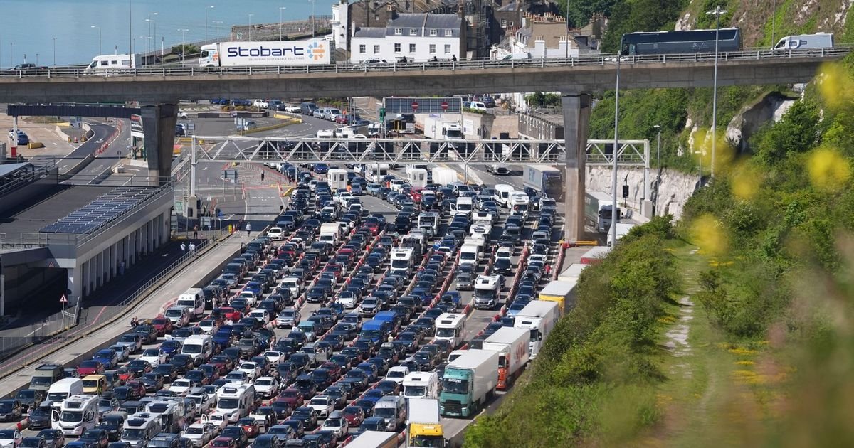 Pakao na granici zbog EES, ljudi čekaju i po četiri sata! Hiljade automobila zaglavljeno kod Dovera