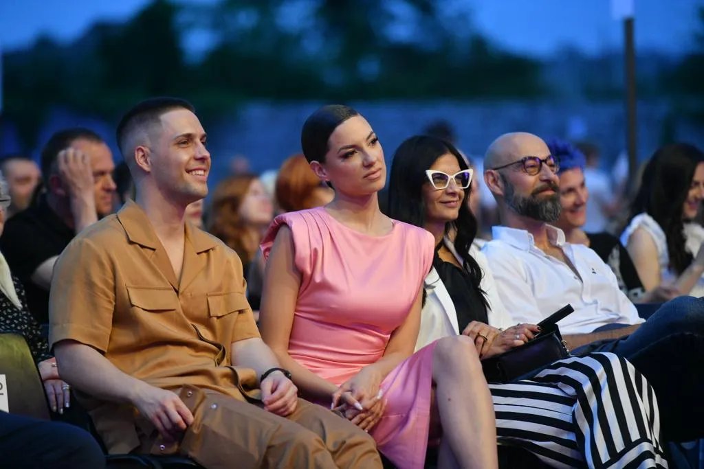 Sara Jo raskinula sa dečkom?