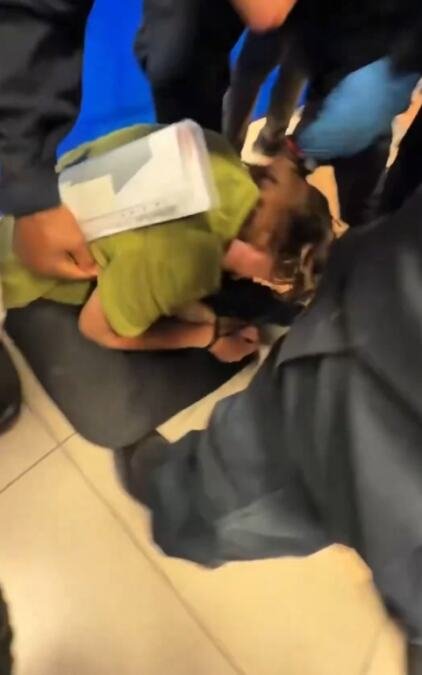 FRANCUSKA ZABRANILA ULAZAK IZRAELSKOM MINISTRU ZBOG JEZIVOG SNIMKA! Rugao se aktivistima flotile Gaze: Besna Amerika, a čak ga je i Netanjahu osudio! (VIDEO)