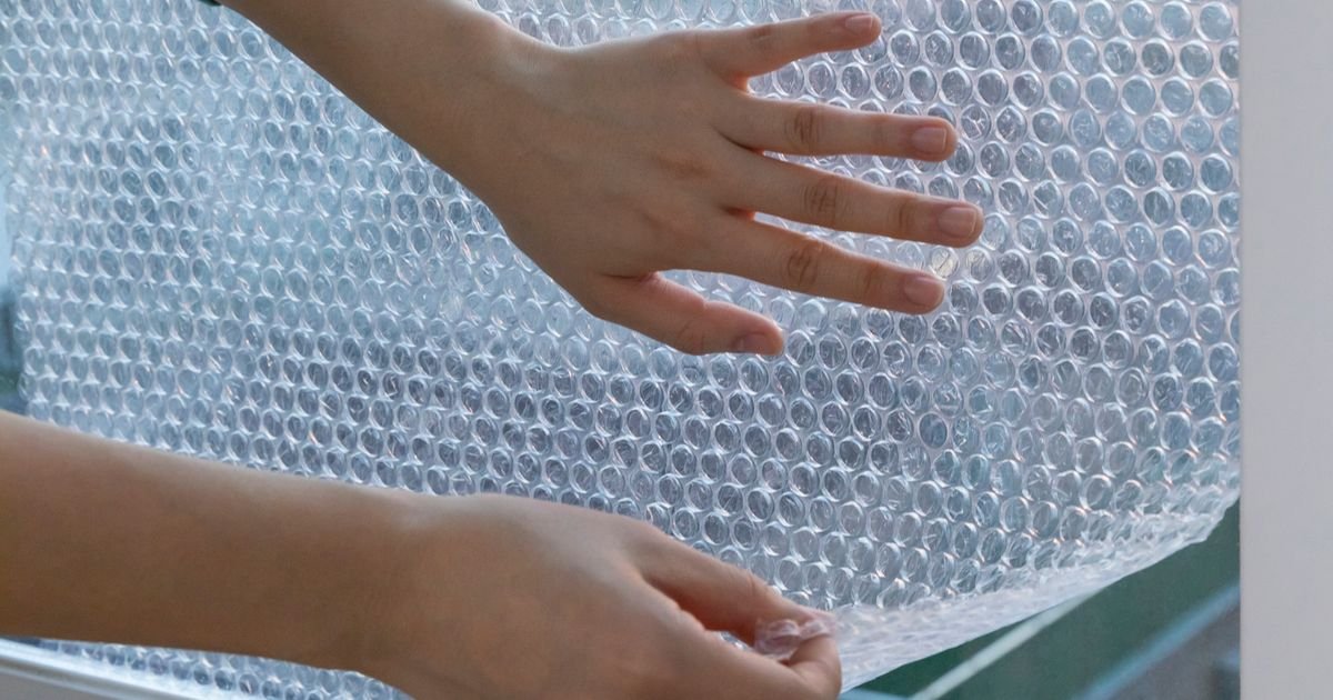 Nemate klimu? Ovaj trik sa pucketavom folijom može da rashladi stan za nekoliko minuta