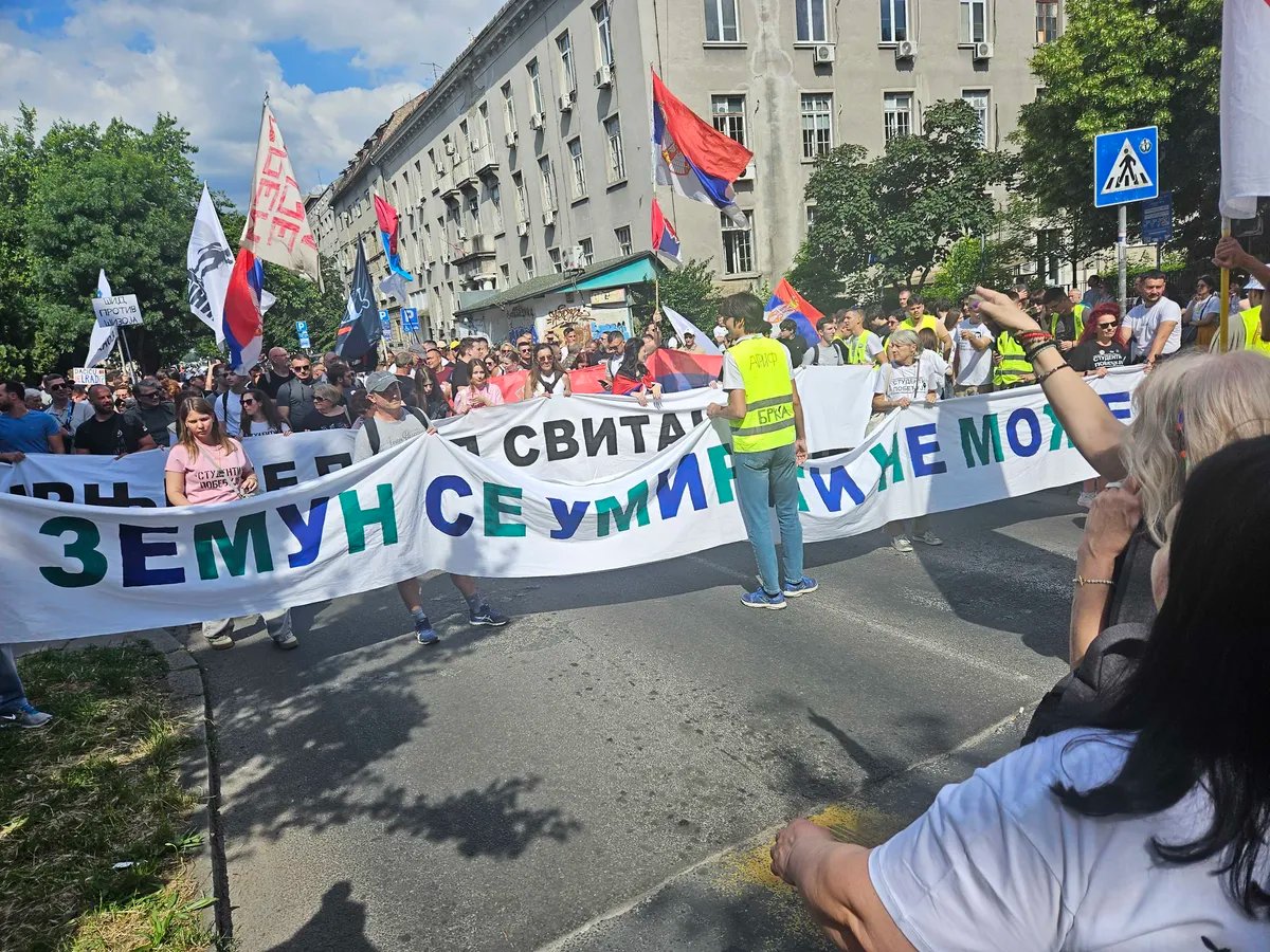(VIDEO) Kolona od Poljoprivrednog fakulteta na putu ka Slaviji: Zemun se umiriti ne može