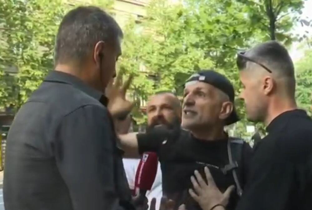 SKANDAL NA ULICAMA BEOGRADA U REŽIJI BLOKADERA! Brutalno nasrnuli i vređali novinara, UNOSILI MU SE I LICE, pretili FIZIČKIM NAPADOM! (VIDEO)
