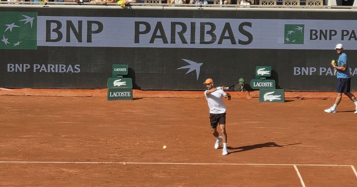 Novak trenirao na RG sa srpskim teniserom, Hamad i Đoković se pred brojnom publikom spremaju za start turnira