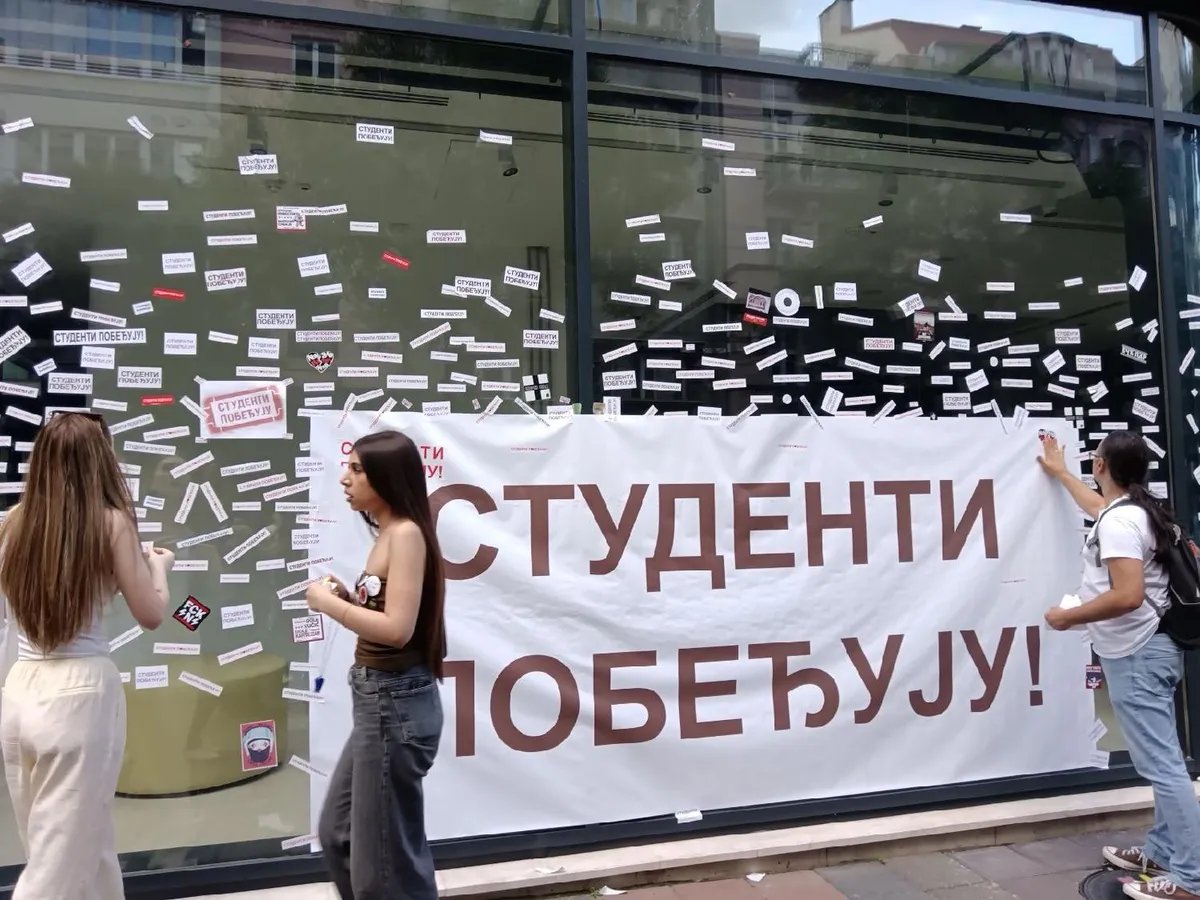 Nalepnicama "Studenti pobeđuju" oblepljene prostorije preduzeća EXPO 2027