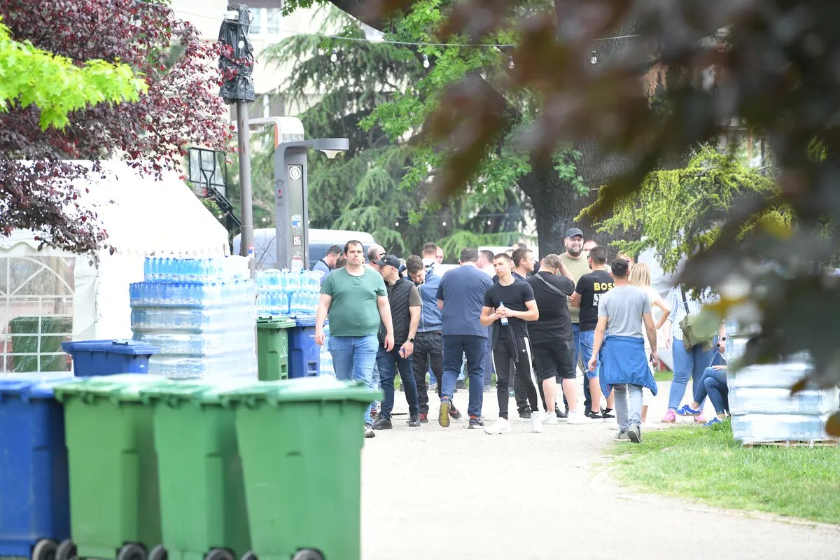 RTS objavio vest o skupu podrške predsedniku Vučiću u Pionirskom parku, a više policije nego građana